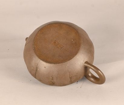 Théière en grès de Yixing à décor incisé...