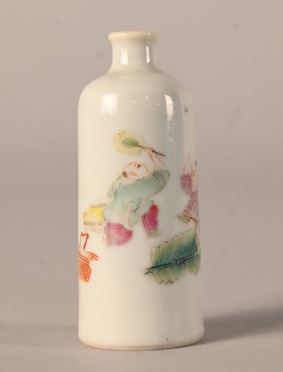 Decorated porcelain snuff bottle, China,...