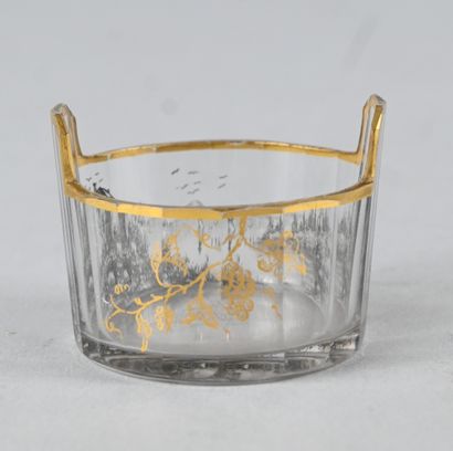 Coupe miniature en verre émaillé à décor...