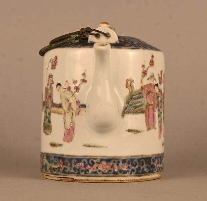 Théière cylindrique en porcelaine Famille...