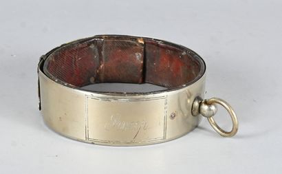 Metal dog collar with engraved inscription,...