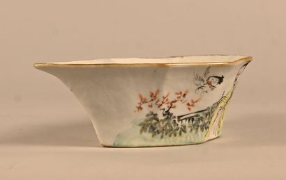 Coupelle en porcelaine chinoise, marque apocryphe,...