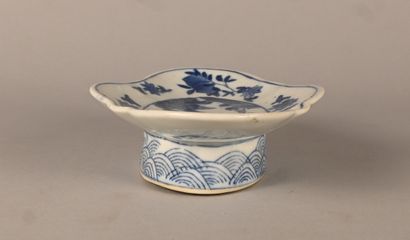 Blue and white porcelain lobed bowl on heel,...