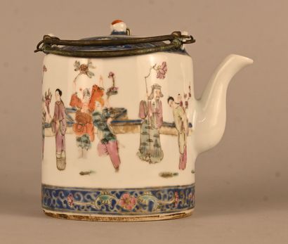 Théière cylindrique en porcelaine Famille...