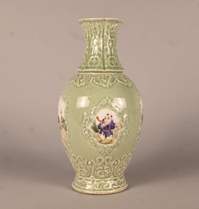 Vase balustre en porcelaine céladon à décor...