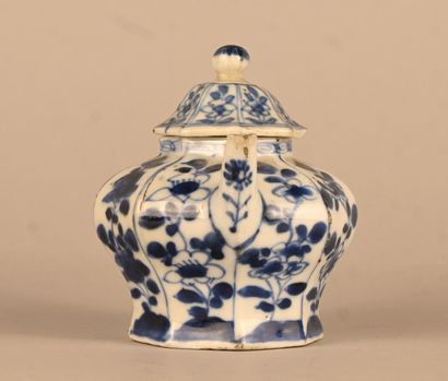 Théière octogonale en porcelaine bleu et...