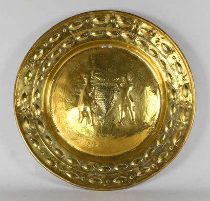 Plat d’offrande en cuivre, décor repoussé...