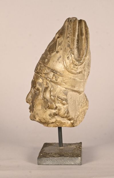 Alabaster bishop's head, 16th century
Sculpted...