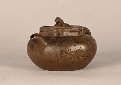 Théière en grès de Yixing à décor incisé...