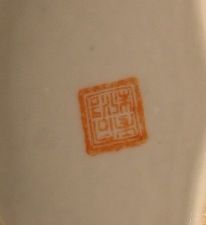 Coupelle en porcelaine chinoise, marque apocryphe,...