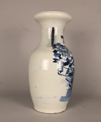 Blue and white porcelain baluster vase with...