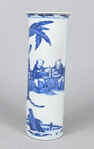 Vase cylindrique en porcelaine bleu et blanc,...