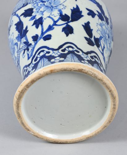 Large Chinese blue and white porcelain vase...