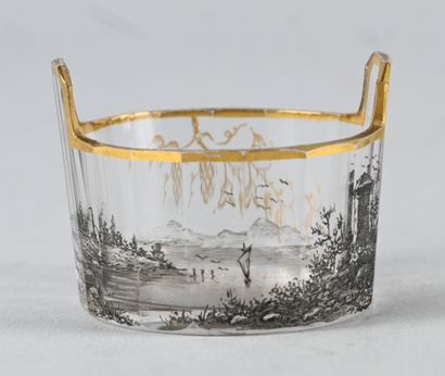 Coupe miniature en verre émaillé à décor...