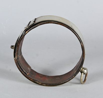 Metal dog collar with engraved inscription,...