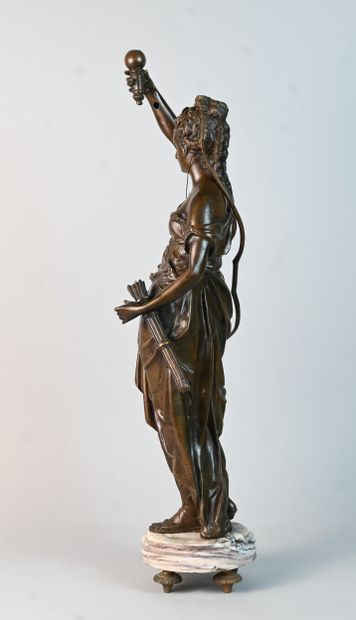 Sculpture en bronze représentant Diane chasseresse,...