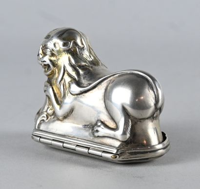 Boîte en argent massif en forme de lion,...