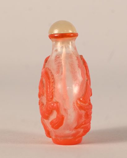 Peking glass snuff bottle with dragon motif,...