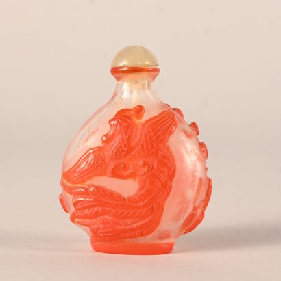 Peking glass snuff bottle with dragon motif,...