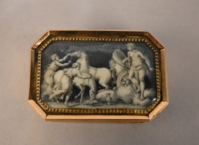 Boîte en or 18 carats à décor de grisaille,...