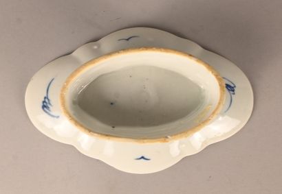 Blue and white porcelain lobed bowl on heel,...
