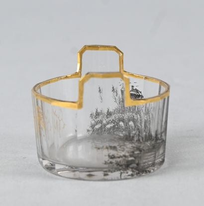 Coupe miniature en verre émaillé à décor...