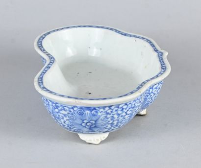 Coupe lobée en porcelaine chinoise bleu et...