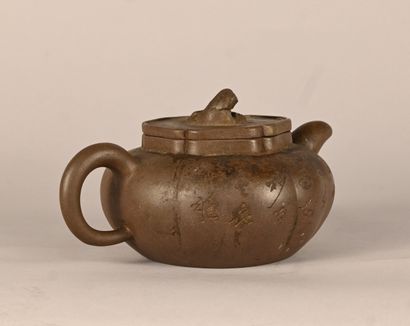 Théière en grès de Yixing à décor incisé...