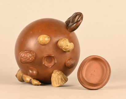 Théière en grès de Yixing à décor de fruits,...