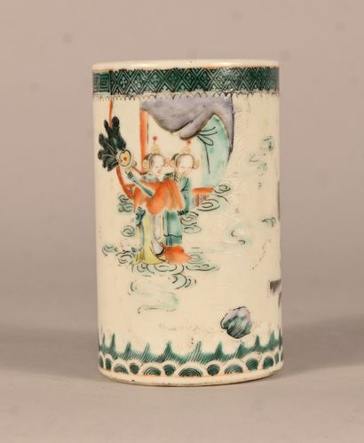 Pot à pinceaux en porcelaine à décor polychrome,...