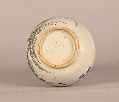 Vase chinois en porcelaine émaillée à décor...