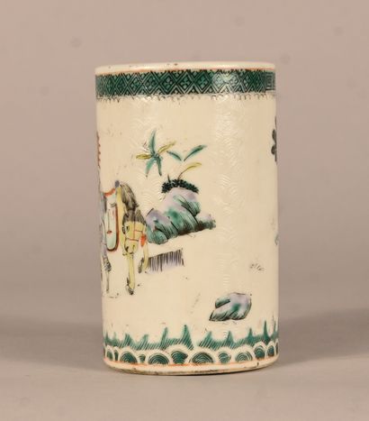Pot à pinceaux en porcelaine à décor polychrome,...