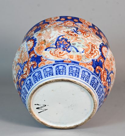 Large Japanese Imari porcelain pot, late...