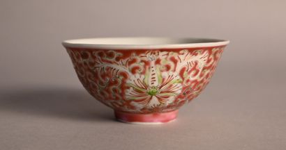 Bol en porcelaine à décor polychrome, marque...