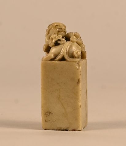 Sceau chinois en stéatite surmonté d’un lion...