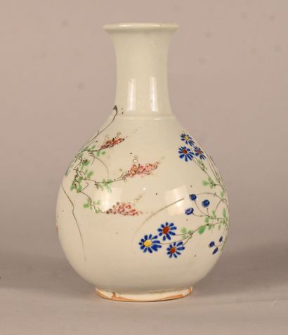 Vase chinois en porcelaine émaillée à décor...
