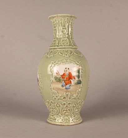 Vase balustre en porcelaine céladon à décor...
