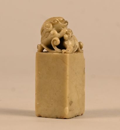 Sceau chinois en stéatite surmonté d’un lion...