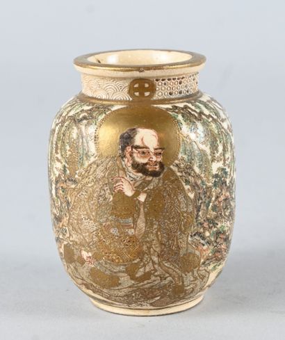 Petit vase en faïence satsuma à décor de...