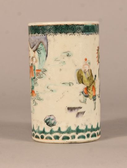 Pot à pinceaux en porcelaine à décor polychrome,...