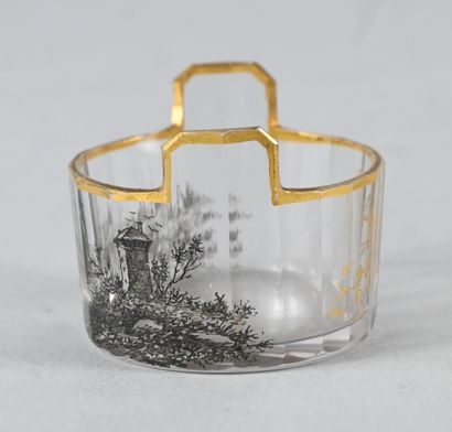 Coupe miniature en verre émaillé à décor...