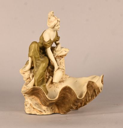 Royal Dux - Jeune femme à la coquille, Art...
