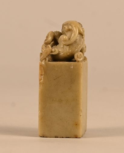 Sceau chinois en stéatite surmonté d’un lion...