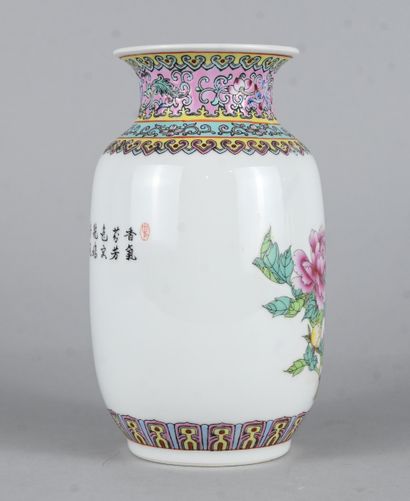 Vase en porcelaine chinoise à décor de paon...