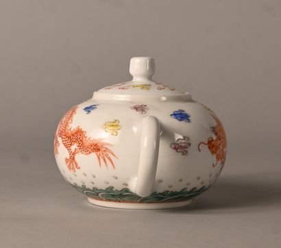 Famille rose dragon porcelain teapot, China,...