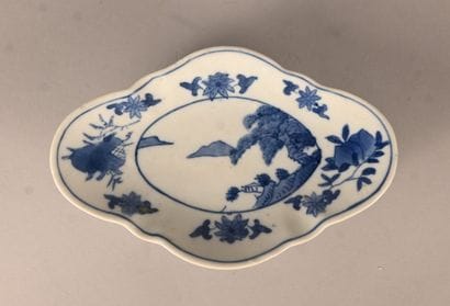 Blue and white porcelain lobed bowl on heel,...