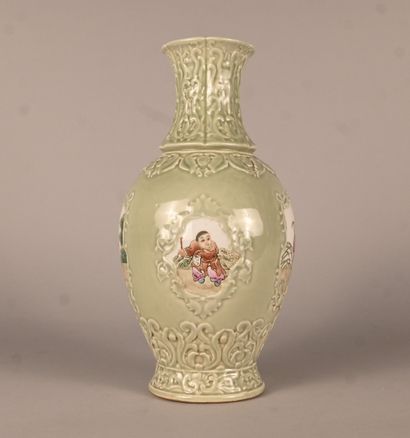 Vase balustre en porcelaine céladon à décor...