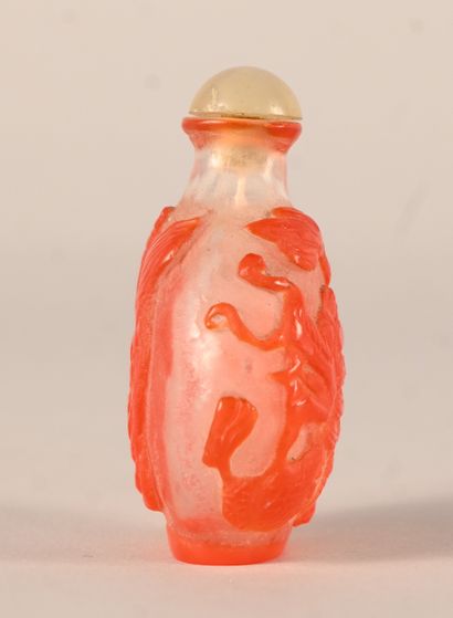 Peking glass snuff bottle with dragon motif,...