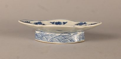Blue and white porcelain lobed bowl on heel,...