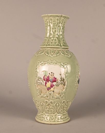 Vase balustre en porcelaine céladon à décor...